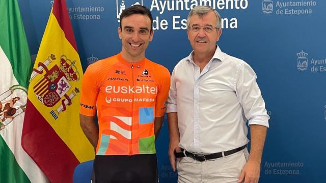 Luis Ángel Maté y José María García Urbano, alcalde de Estepona