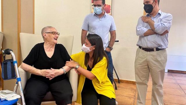 La consejera de Bienestar Social de Castilla-La Mancha, Bárbara García, charla con una persona mayor en Pastrana (Guadalajara).