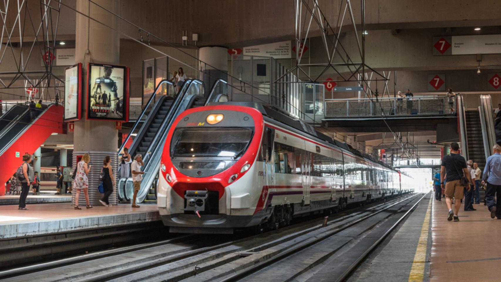 Tren de Cercanías entrando en la estación de Atocha.