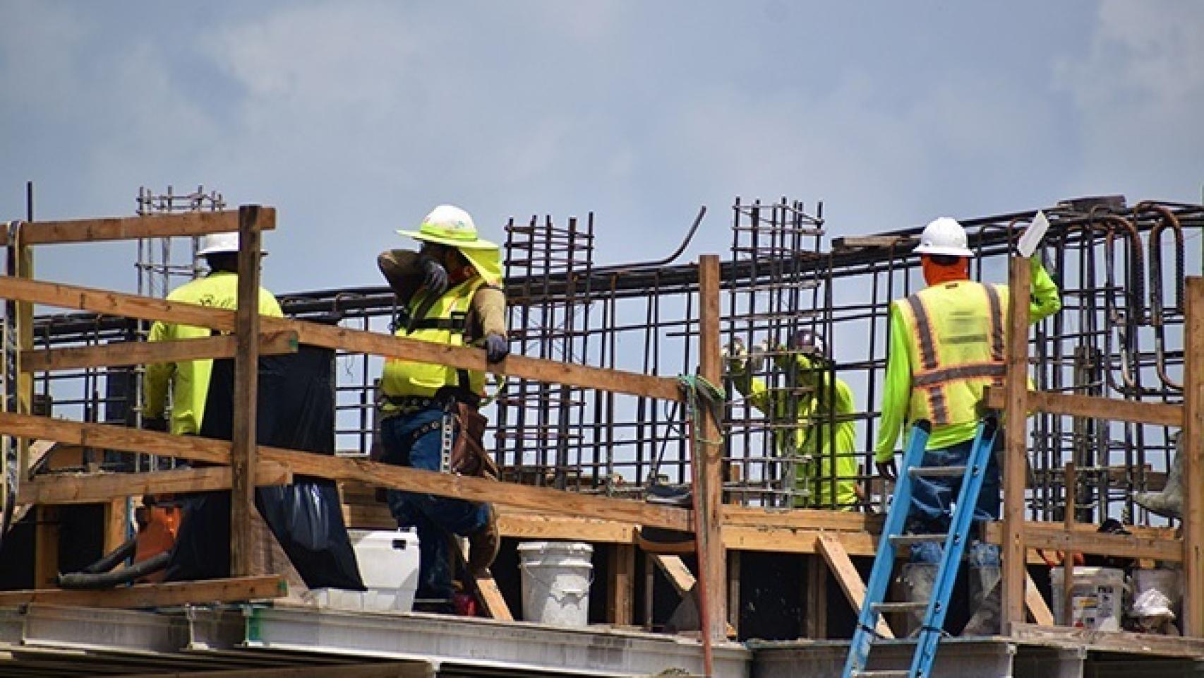 Imagen de archivo de trabajadores de la construcción