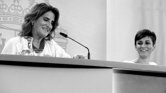La vicepresidenta tercera y ministra para la Transición Ecológica y el Reto Demográfico, Teresa Ribera (i), y la ministra Portavoz, Isabel Rodríguez