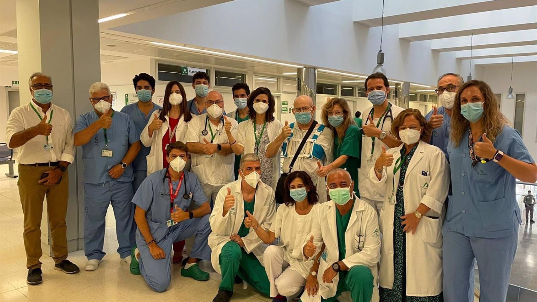 El paciente, junto al equipo médico.