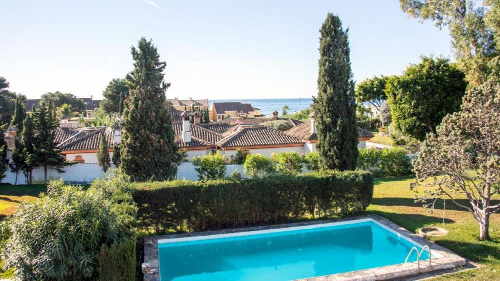 Una casa con piscina en Marbella.