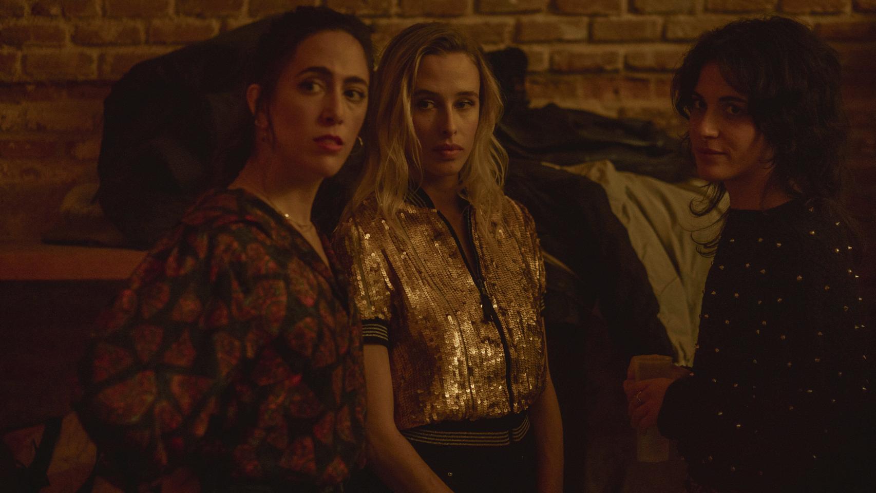 Fotograma del cortometraje 'Suelta' en el que se ve a tres mujeres en un bar.