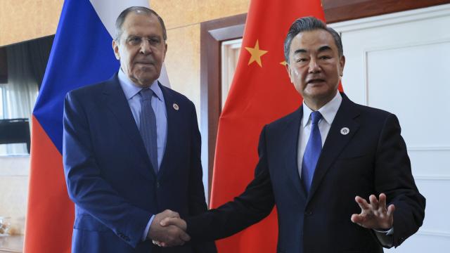 Los ministros de Exteriores de Rusia y China, Sergei Lavrov y Wang Yi, en su encuentro en Nom Pen, Camboya.