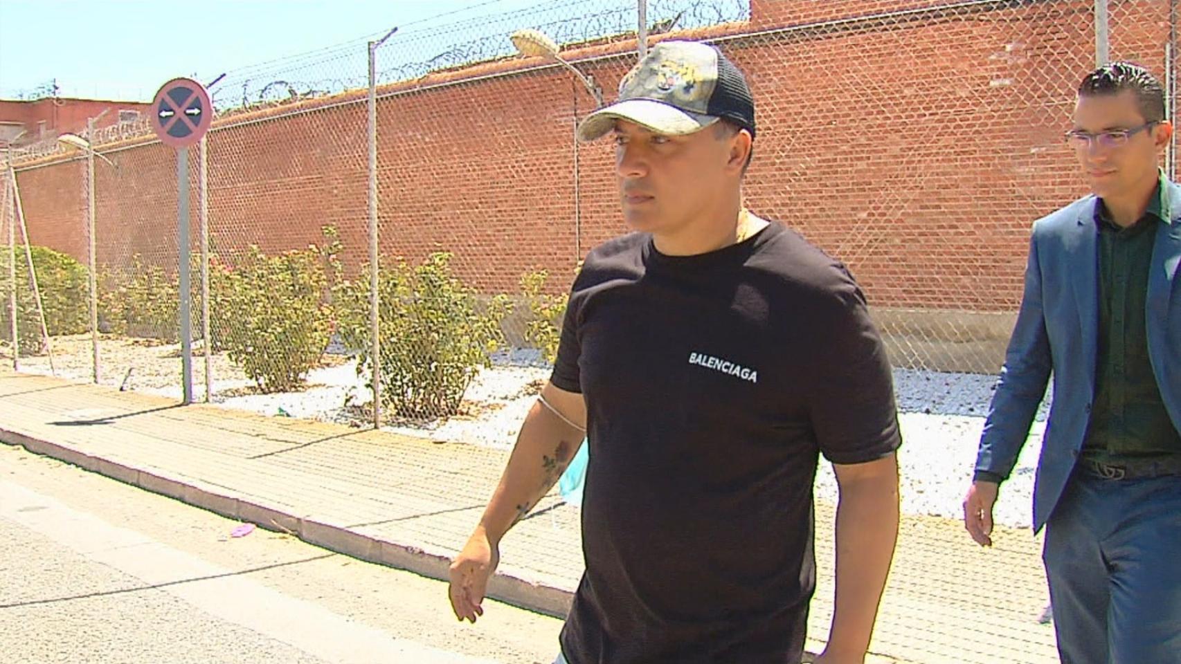 Nacho Jacob, este viernes, junto al abogado murciano Raúl Pardo-Geijo, a la salida del Centro Penitenciario Murcia I. Autor: 7TV