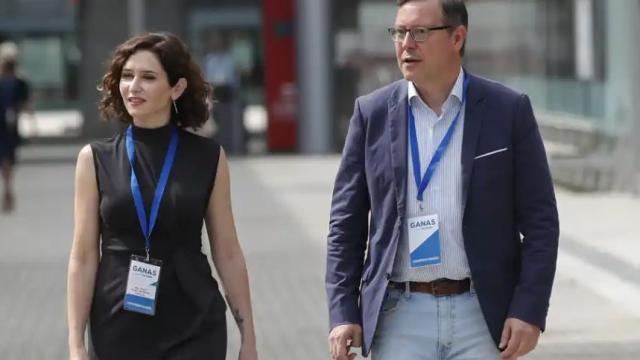 La presidenta de la CAM, Isabel Díaz Ayuso, y su secretario general , Alfonso Serrano, durante la convención del PP.