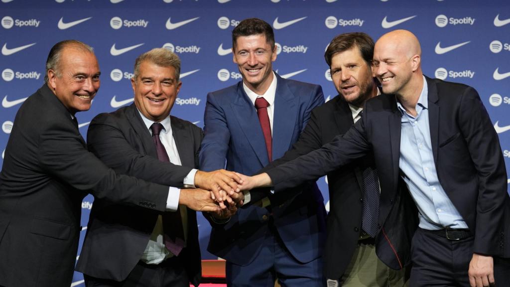 De izquierda a derecha, Rafa Yuste, Joan Laporta,  Robert Lewandowski, Mateu Alemany y Jordi Cruyff