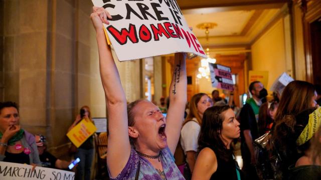 Una mujer protesta durante la sesión de debate acerca del aborto en Indiana.