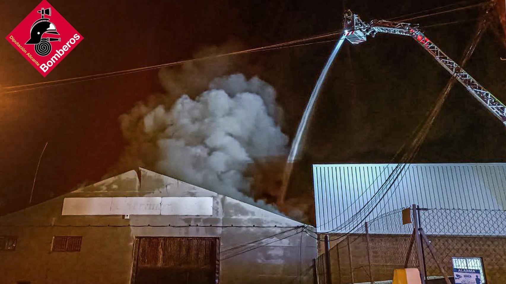 Incendio en una fábrica de suelas de caucho en Aspe.