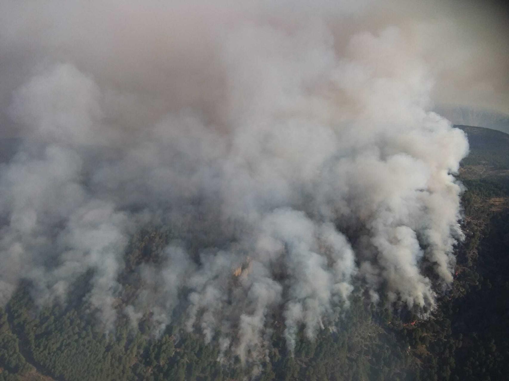 Imagen del incendio de Santa Cruz del Valle a primera hora de este sábado.