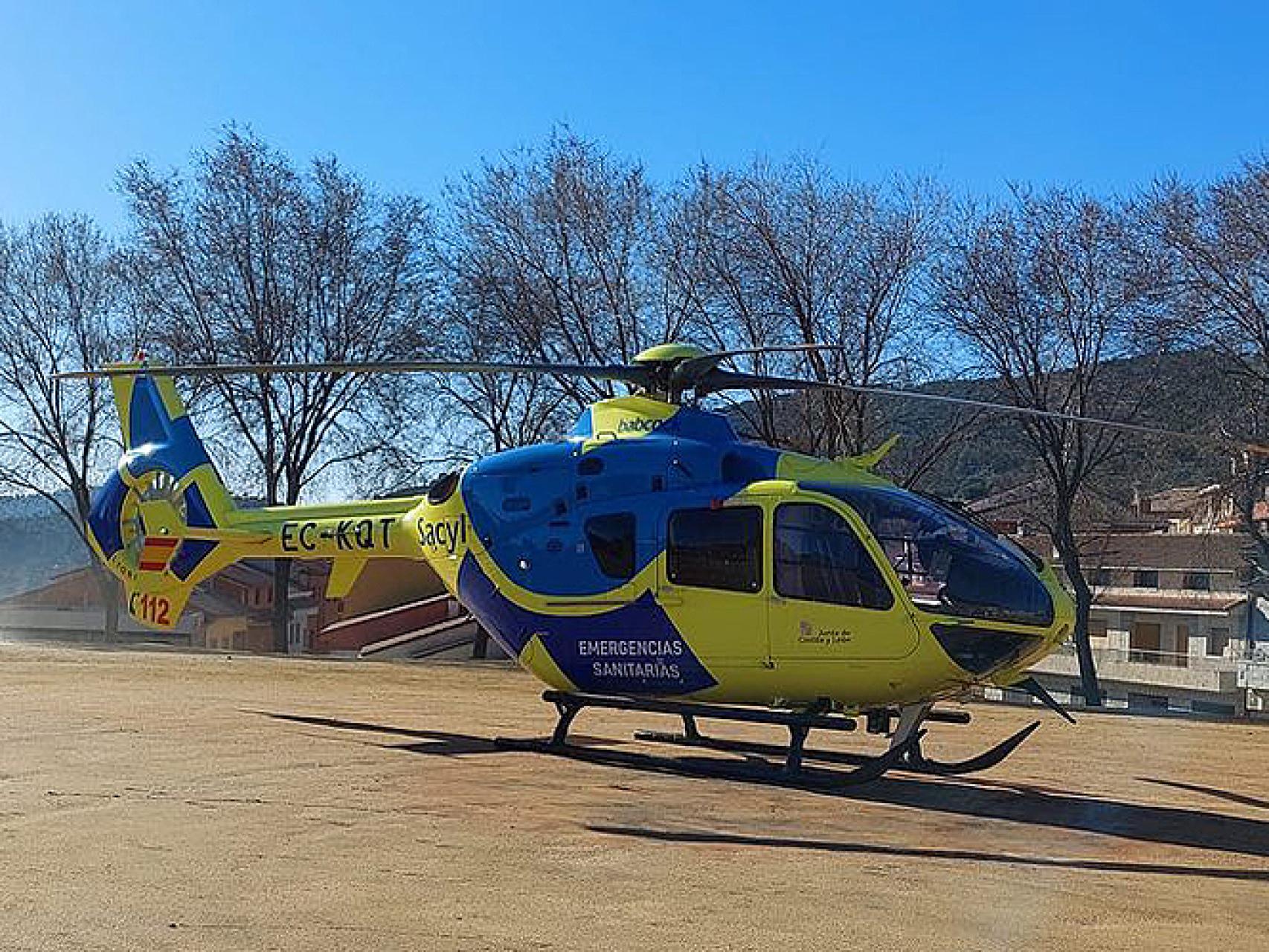 Imagen de un helicóptero medicalizado de Sacyl.