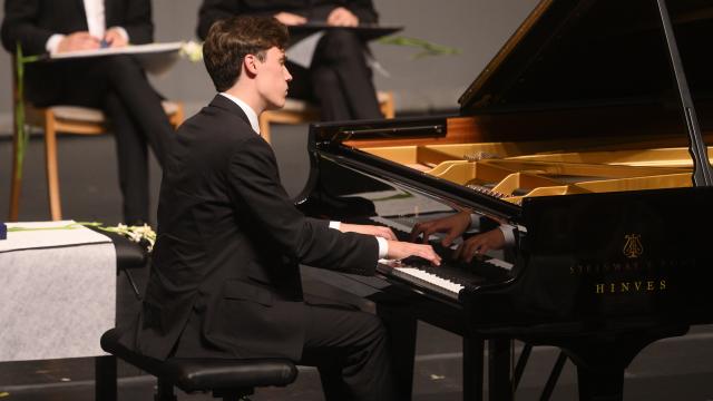 El ganador del Concurso Internacional de Piano Paloma O'Shea' de Santander, Jaeden Izik-Dzurco, durante su actuación. Foto: Pedro Puente (Efe)