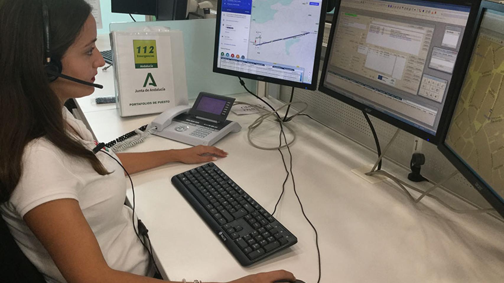 Una trabajadora del servicio de Emergencias 112 Andalucía.
