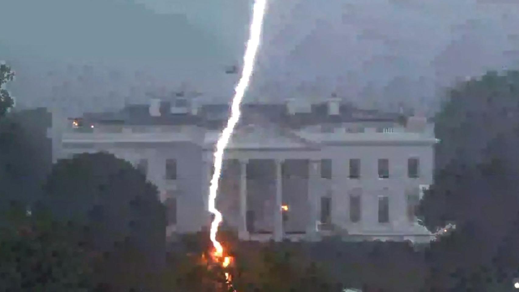 Un rayo impacta contra un árbol en Lafayette Park, frente a la Casa Blanca, en Washington.