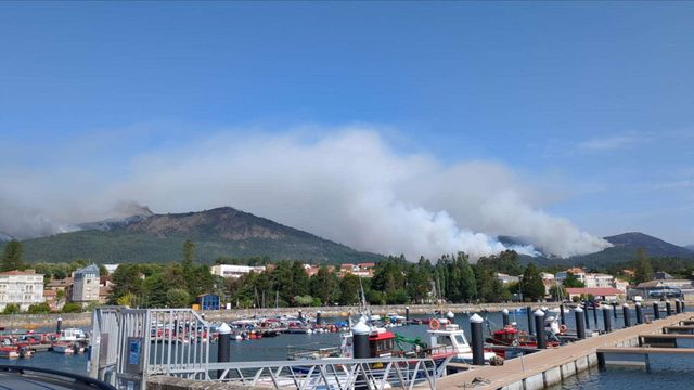 Incendio de Boiro visto desde el náutico de A Pobra