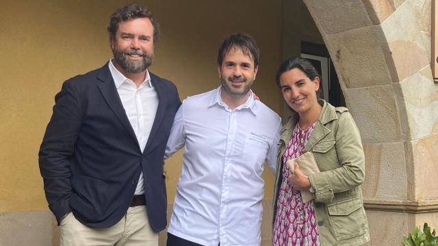 El chef Ignacio Solana junto a Iván Espinosa de los Montero y Rocío Monasterio.