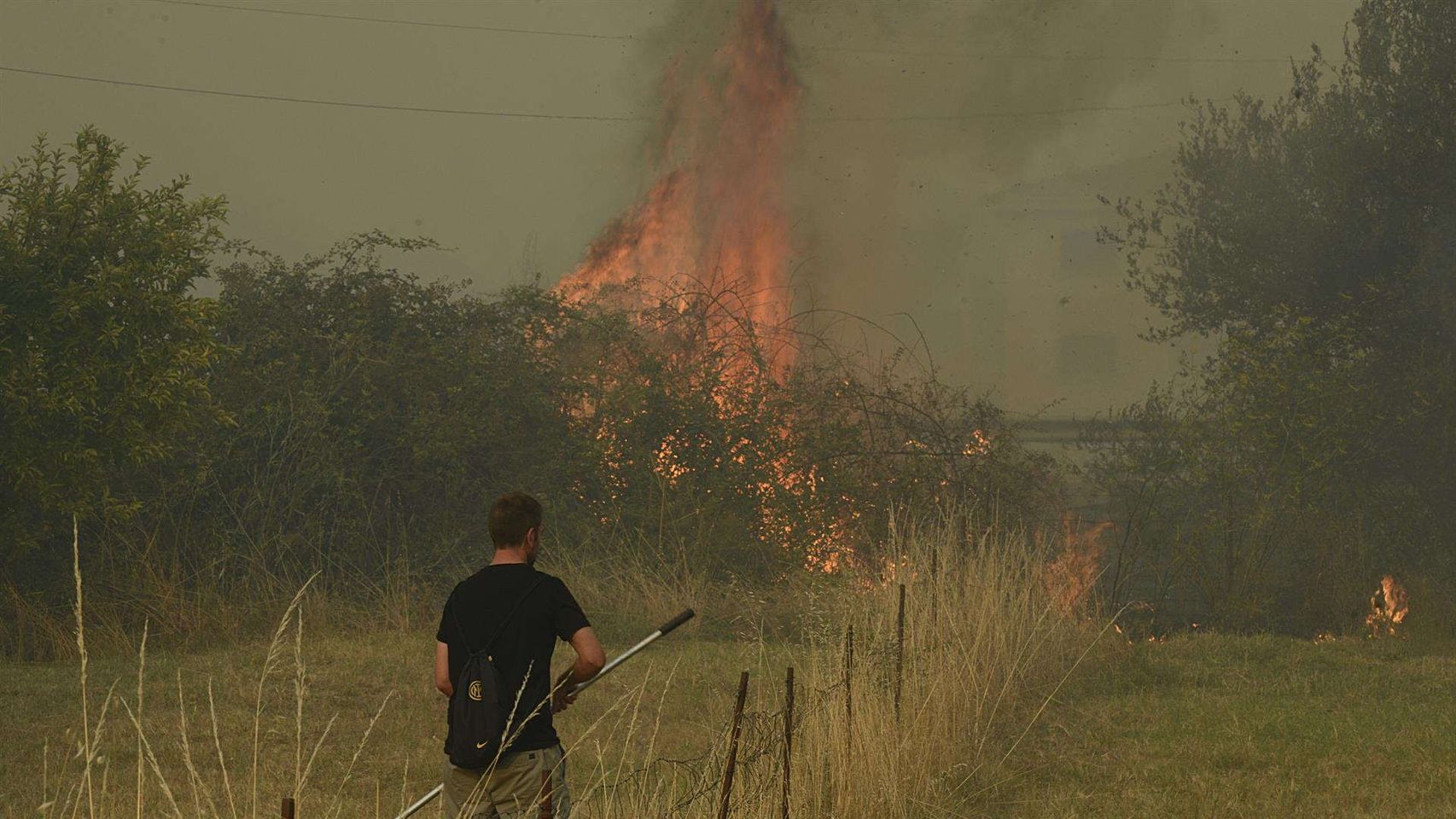 Una persona trabaja en la contención de los incendios de Verín.