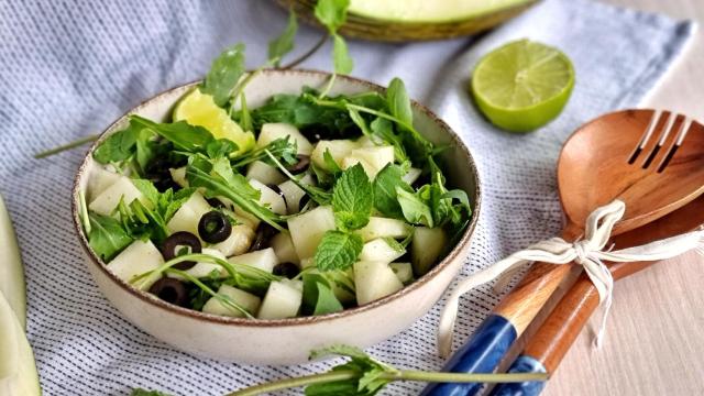 Ensalada de melón con aceitunas y menta, una opción refrescante para los días de calor