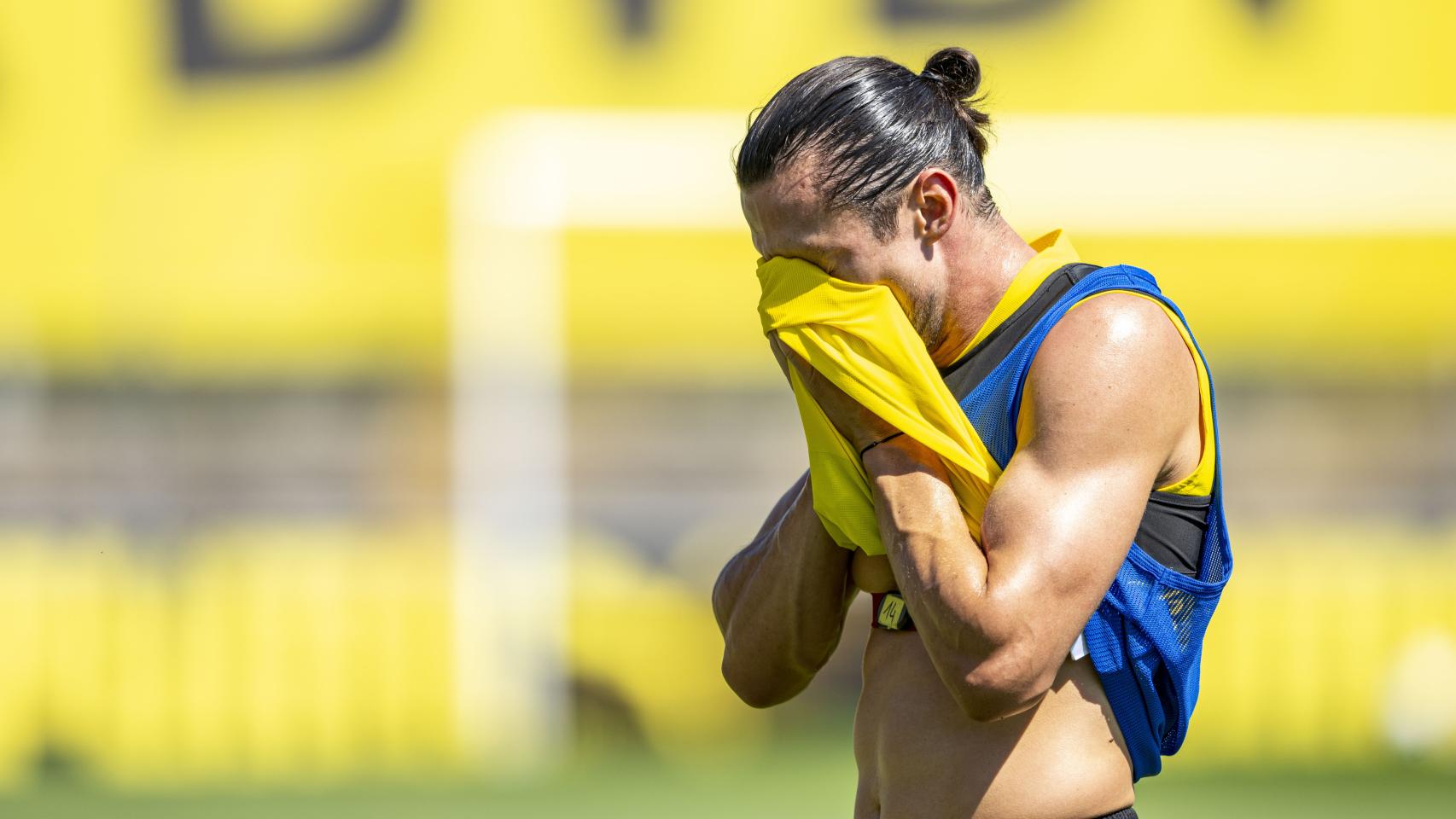 Nico Schulz se lleva las manos a la cabeza.