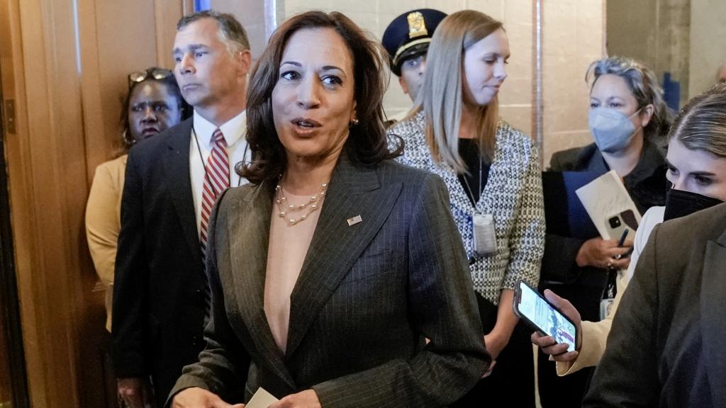 La vicepresidenta de EEUU, Kamala Harris, sonriente en los pasillos del Senado tras la victoria demócrata.