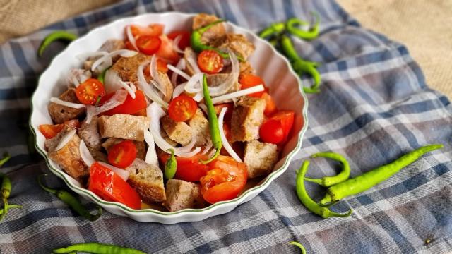 Ensalada de pan y tomate, receta mallorquina fácil como entrante