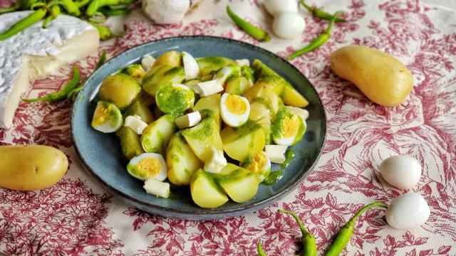 Ensalada de patatas, huevos y pesto. 3 ingredientes para un primer plato de verano