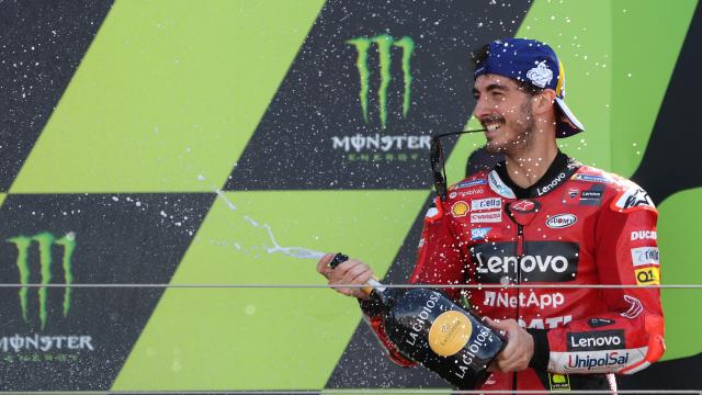 Pecco Bagnaia celebra su victoria en el Gran Premio de Gran Bretaña, en el circuito de Silverstone.