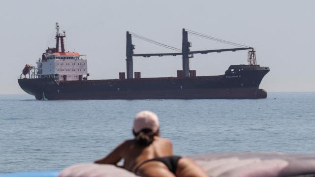 Un buque de carga llega al puerto marítimo de Chornomorsk tras reanudar la exportación de grano en Ucrania.