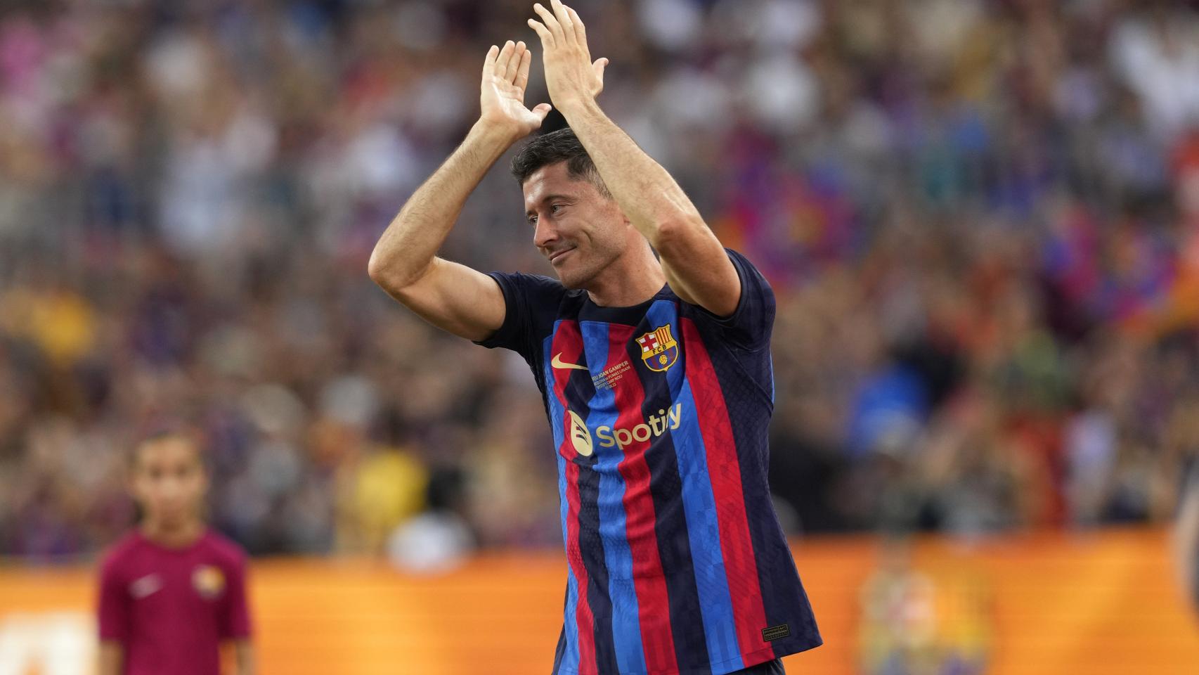 Robert Lewandowski aplaude al Camp Nou.