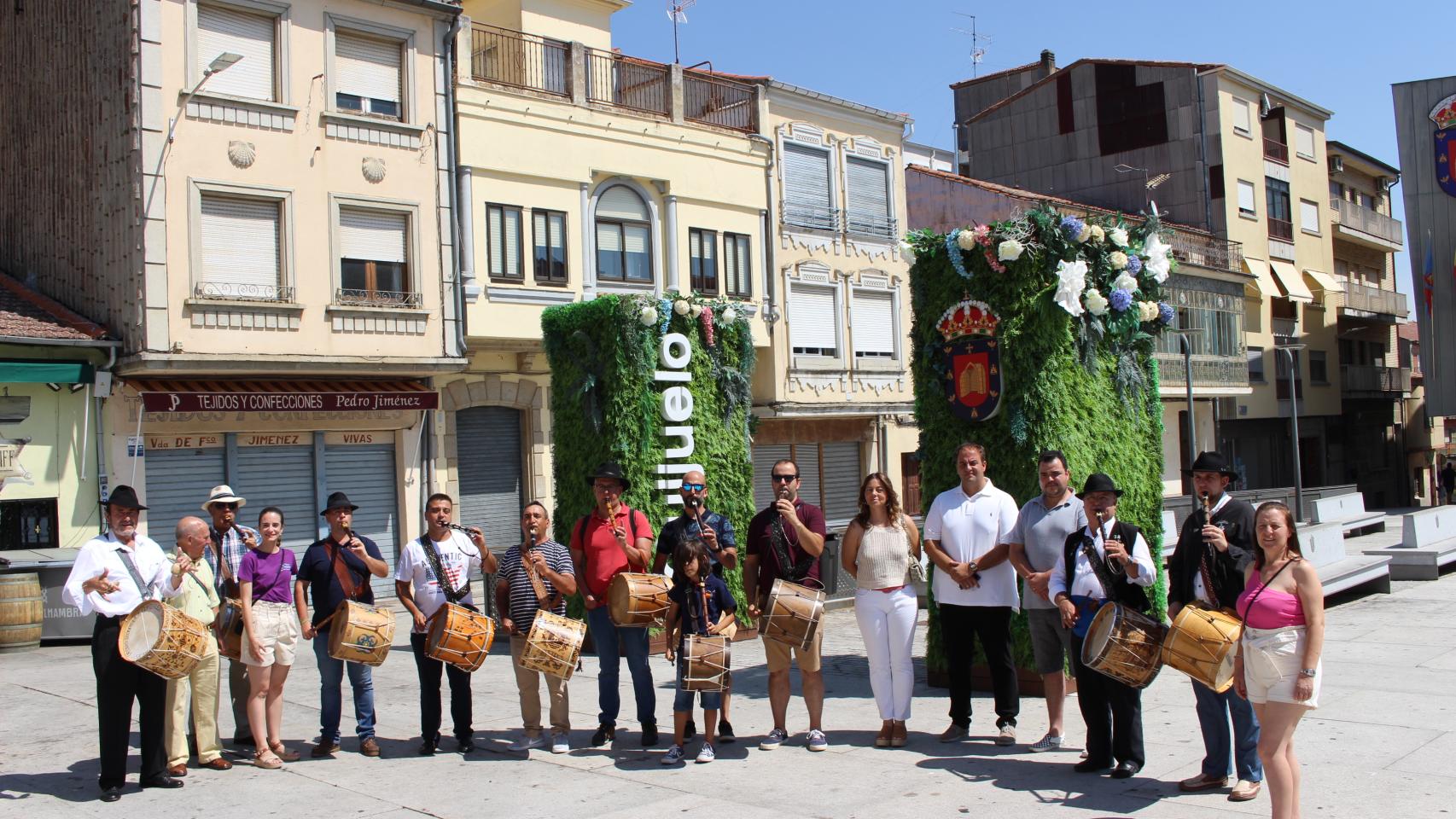 Encuentro de tamborileros en la Plaza Mayor de Guijuelo