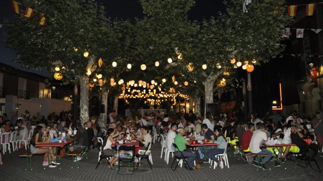 Varios visitantes celebrando la 'Exaltación del Cangrejo' en otra edición