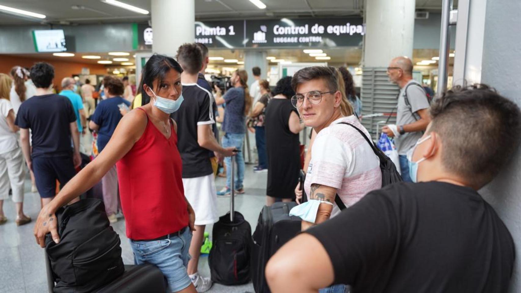 Clara, María del Mar y su hijo Unai esperan a coger el AVE a Barcelona.