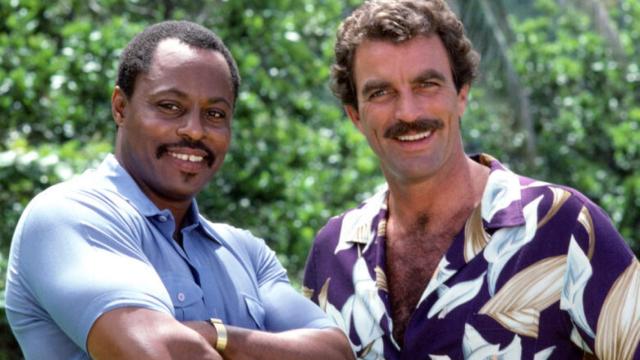 Roger E. Mosley junto a Tom Selleck en la mítica serie de los 80 ‘Magnum P.I.’.