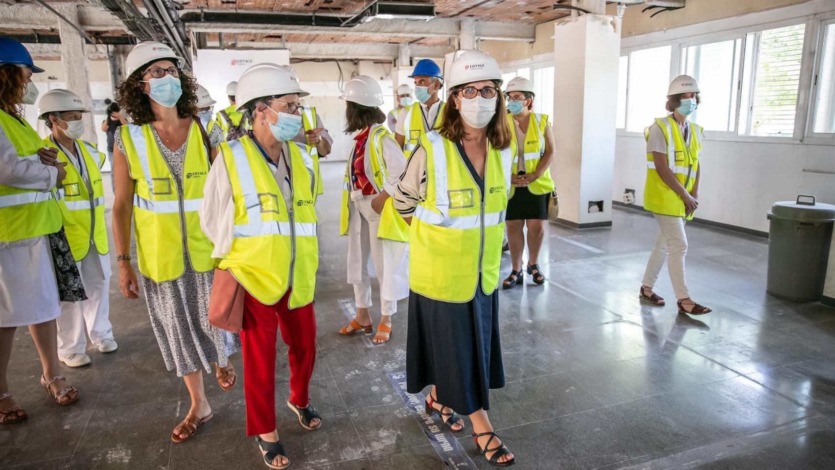 La directora gerente del Sescam, Regina Leal, durante la visita a las obras del nuevo Centro Regional de Transfusiones de Toledo