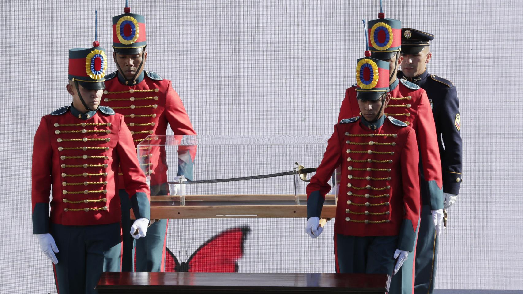 La espada de Simón Bolívar este lunes en la toma de posesión de Gustavo Petro.
