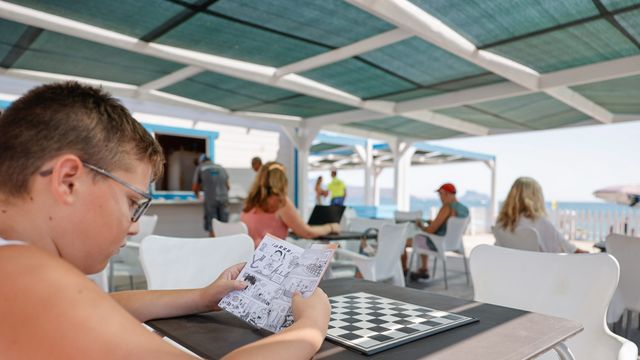 Varios niños en la bilioteca de la Playa de l'Albir de l'Alfàs del Pi.