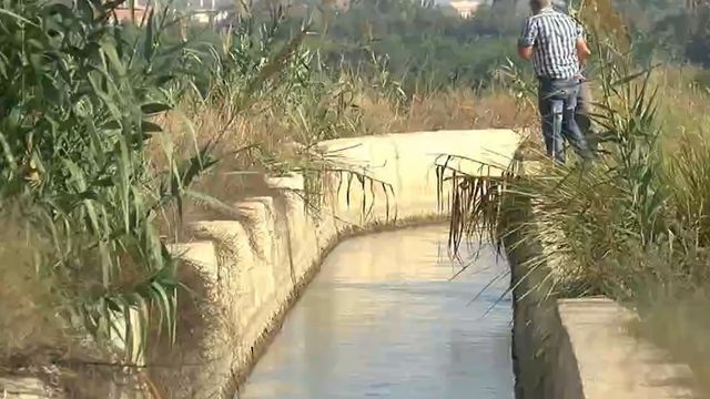 Una acequia para el regadío en la provincia de Alicante.
