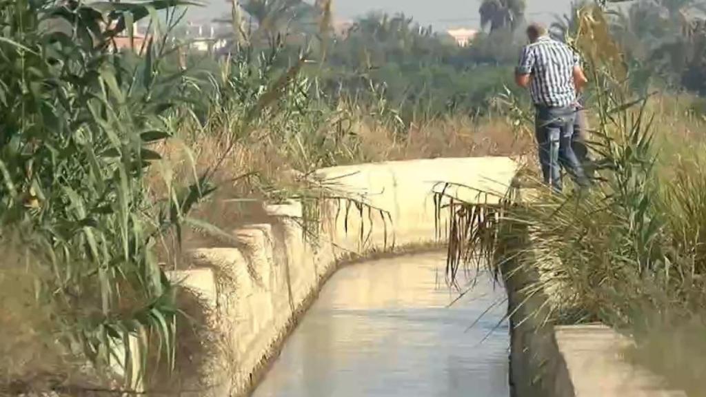 Una acequia para el regadío en la provincia de Alicante.