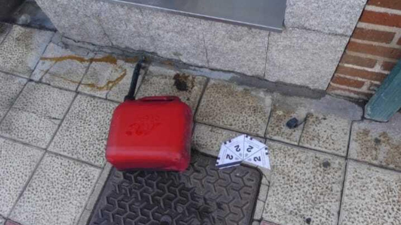 Bidón de gasolina encontrado en la puerta de la farmacia