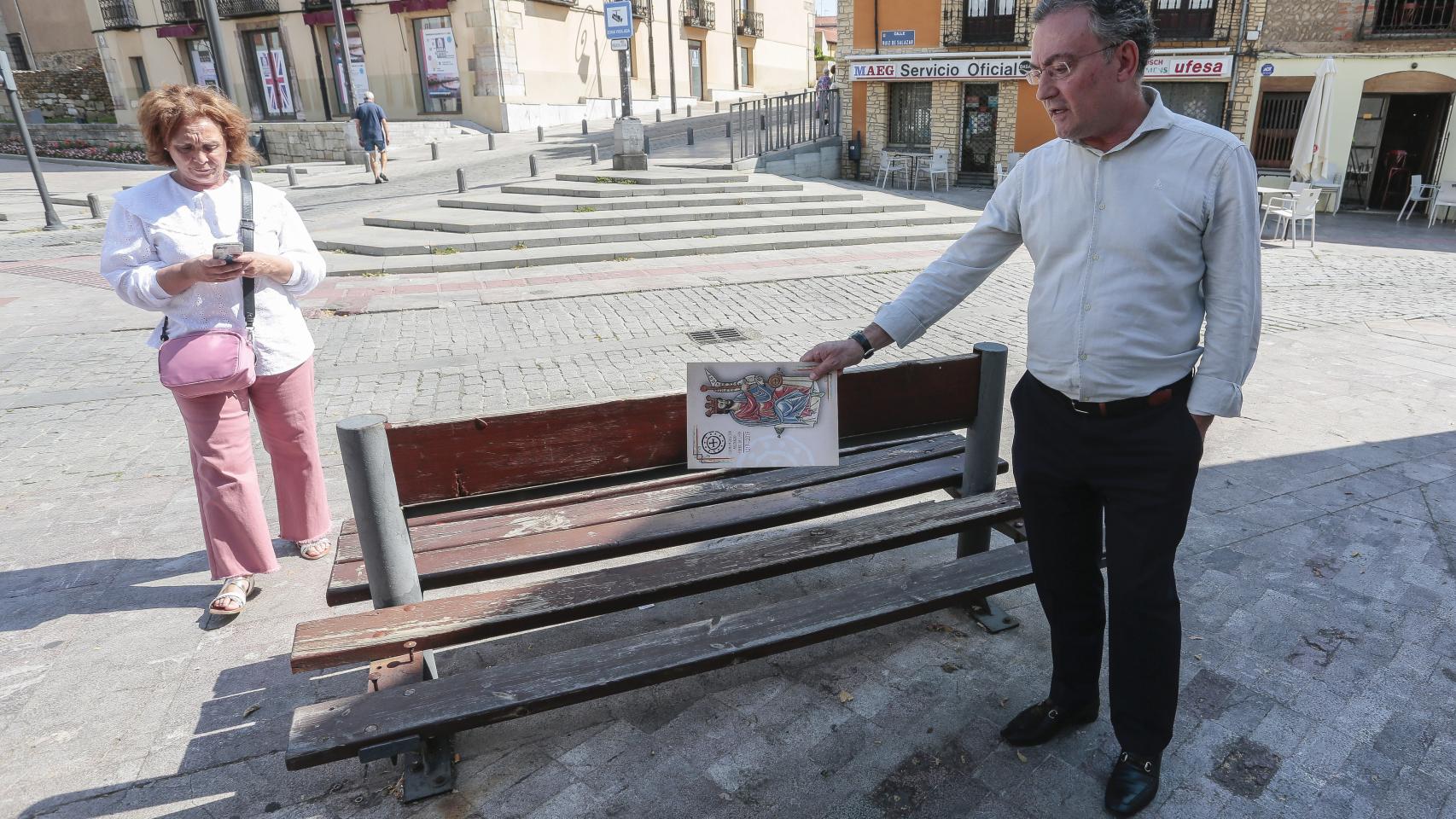 El viceportavoz del Grupo Municipal Popular de León, Fernando Salguero, ofrece una rueda de prensa sobre la falta de mantenimiento en la capital