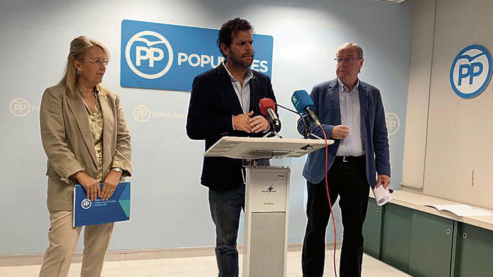 Javier Santiago junto a Carmen González Guinda y Antonio Silván en una foto de archivo