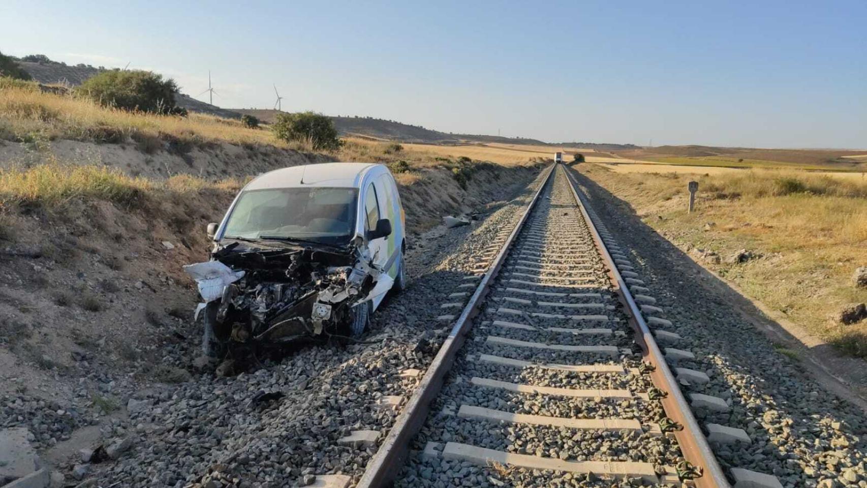 En este estado quedó el coche siniestrado tras chocar contra el tren