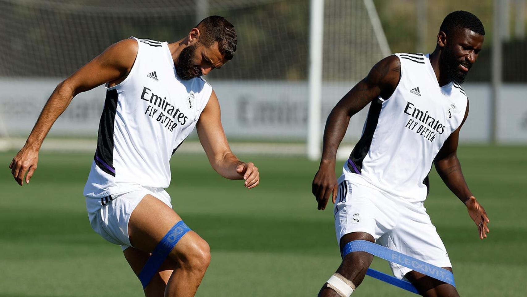 Karim Benzema y Antonio Rüdiger hacen ejercicios físicos.