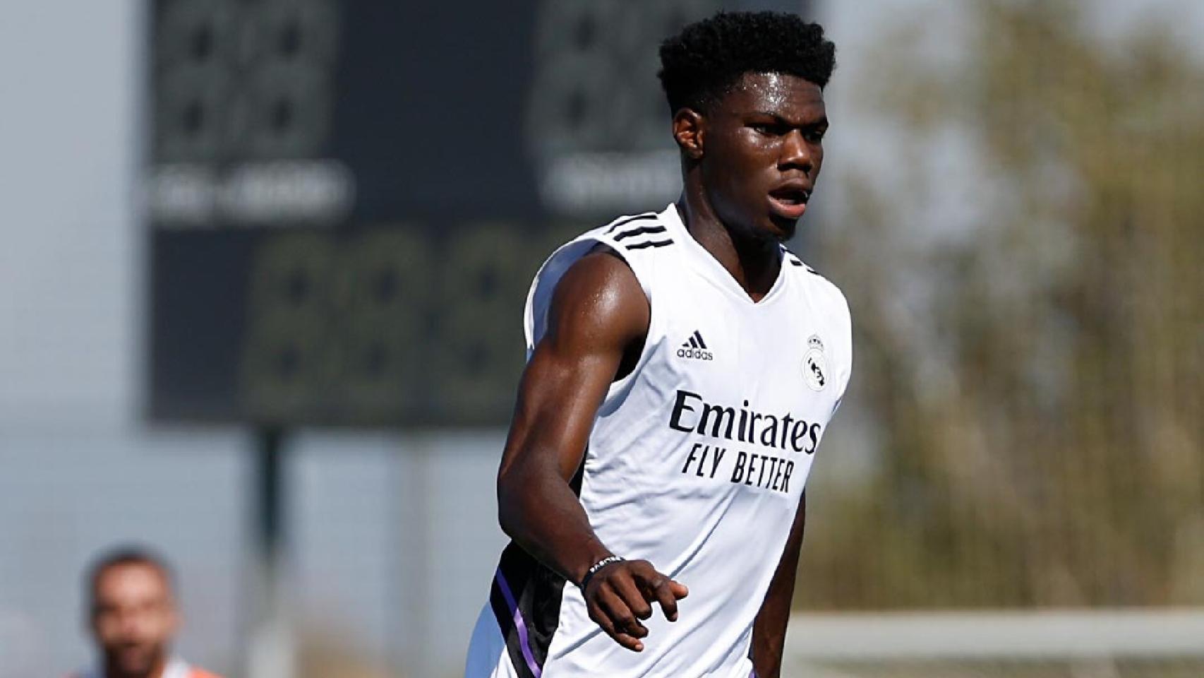 Aurélien Tchouaméni conduce el balón.