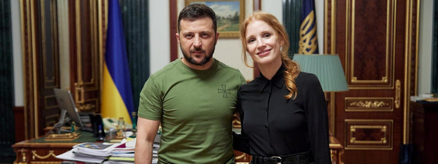 El presidente de Ucrania, Volodímir Zelenski, posa con la actriz Jessica Chastain.