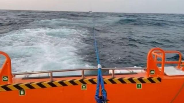 Remolcado a Camariñas (A Coruña) un velero tras quedarse sin timón por un ataque de orcas