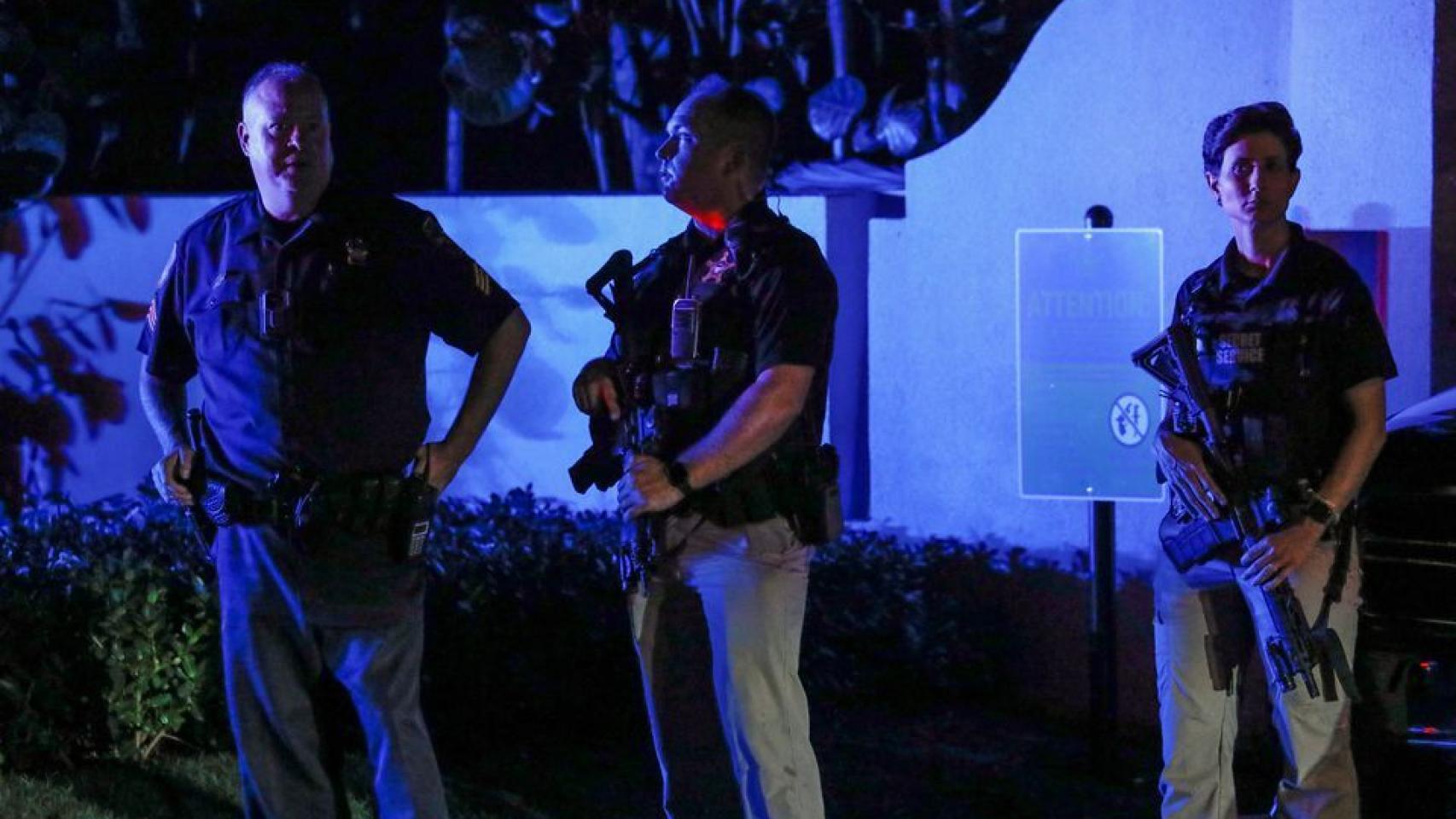 Miembros del FBI custodian la entrada a la mansión de Trump.