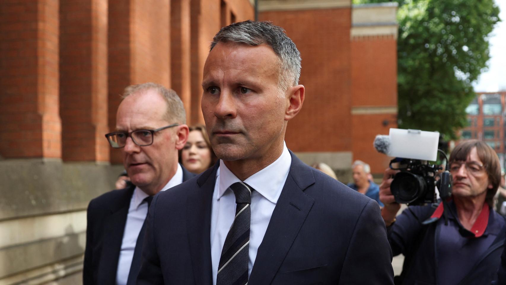 Ryan Giggs, leyenda del fútbol inglés, saliendo del juzgado en Mánchester