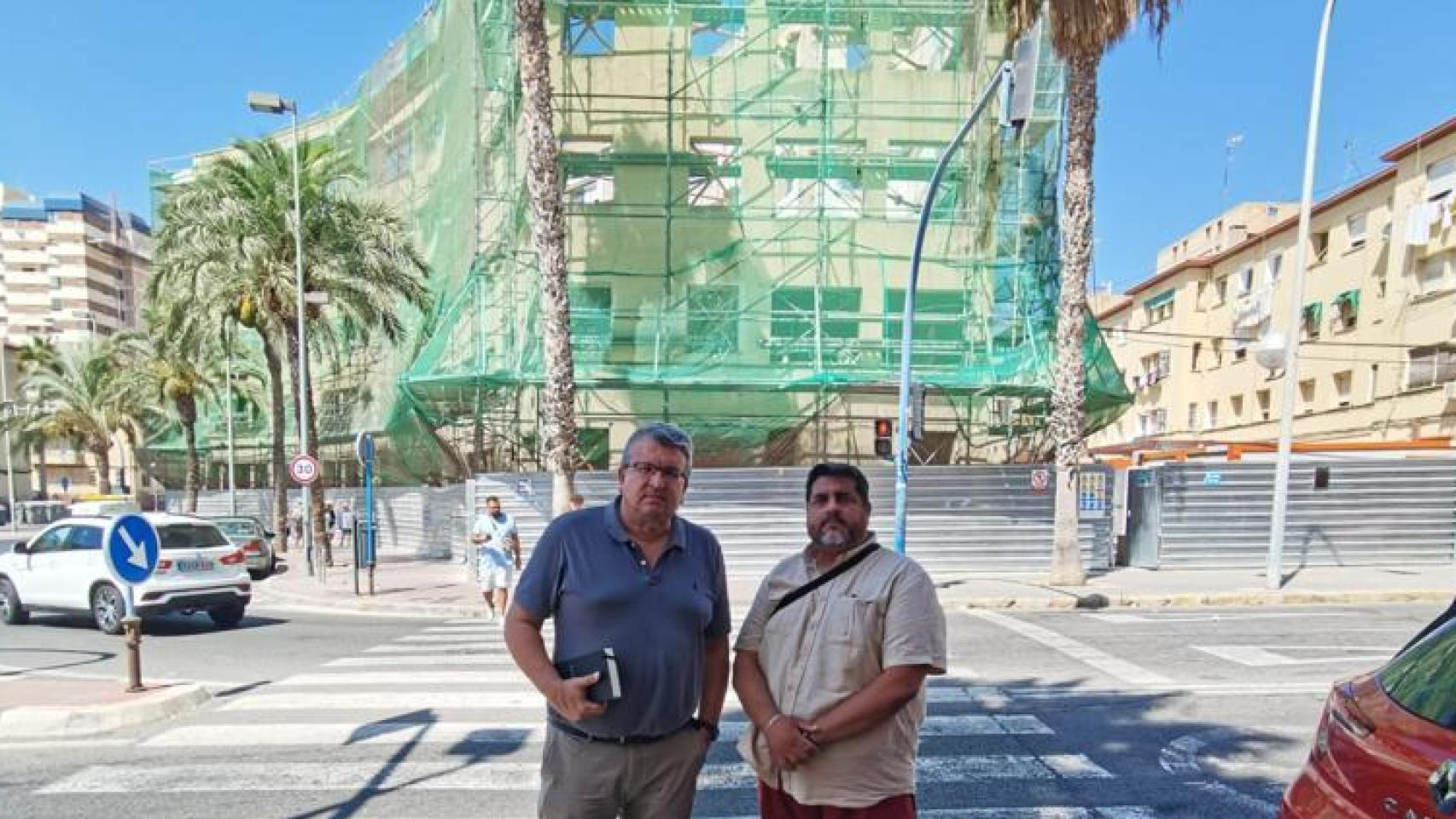 El diputado de Cs Fernando Llopis junto al presidente de Sol d'Alacant, Lisardo Gabarre, en su visita de hoy.